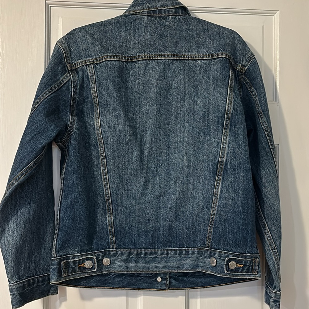 Levi’s woman’s M jean jacket. Perfect condition. Never worn! - Picture 4 of 9